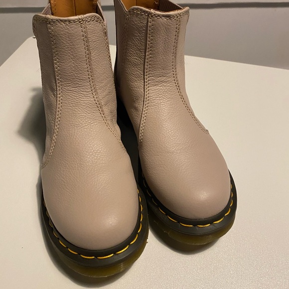 Dr. Martens Women’s 2976 Virginia Chelsea Boots in Vintage Taupe - Picture 4 of 5